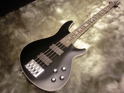 肌寒い秋こそ地道にベースを弾き込むチャンス！期間限定ベース入荷