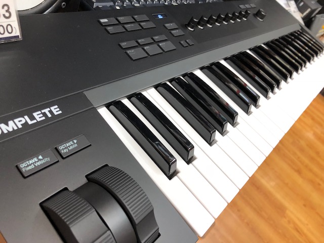 KOMPLETE KONTROL S49 MIDIキーボード Amazon.co.jp: Native