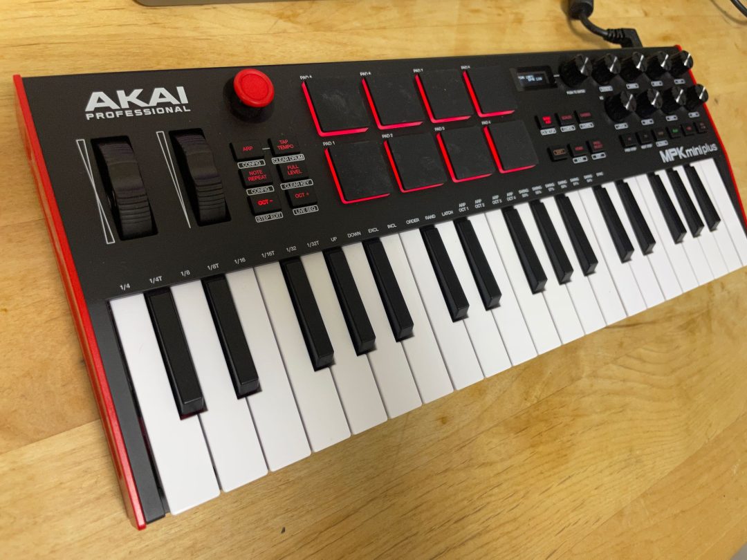AKAI MPK mini Plus登場！MIDI/CV/GATE/CLOCK等豊富な接続端子を装備