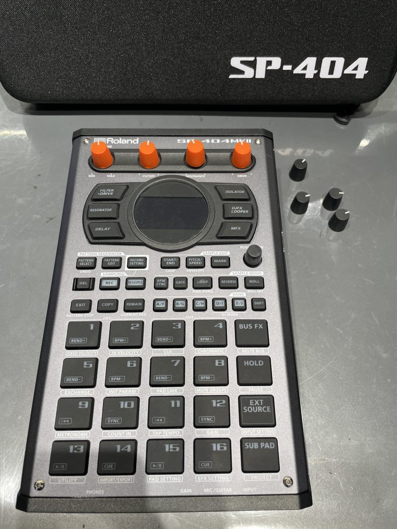 Rolandの人気サンプラーSP-404シリーズ専用キャリングケースCB-404が