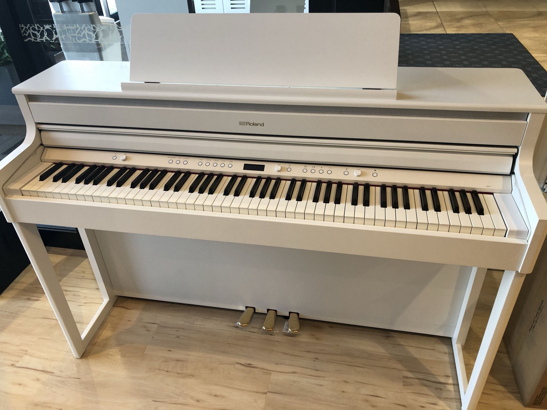 電子ピアノ新商品入荷】Roland / HP704 鍵盤に木材と樹脂を採用した