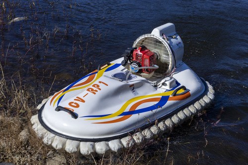 RCホバークラフト除草剤散布 | 事業内容 | 産業ドローン（運搬・点検