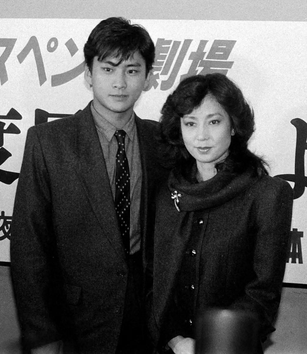 1984年、ドラマ「二度目のさよなら」制作発表に臨む山本陽子さんと沖田