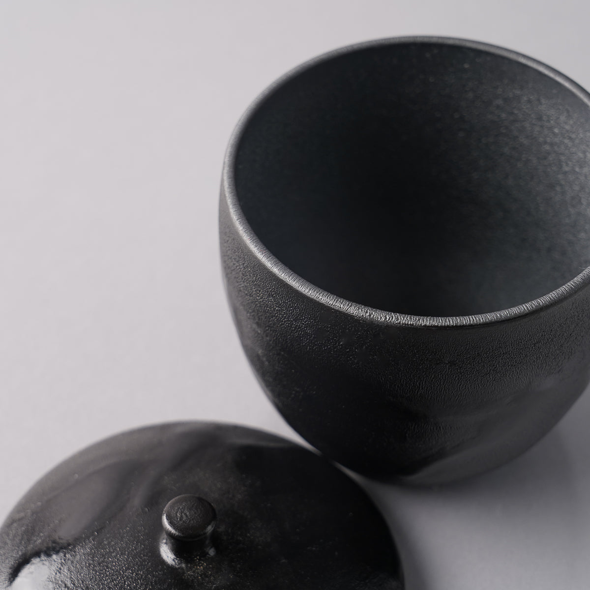 小皿 江戸前期 美濃 瀬戸黒 花型 型押し 蛇肌 【公式通販】