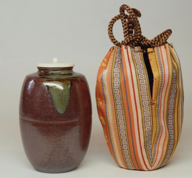 茶入 肩衝茶入 高取焼 高取喜恵 作 仕履付 有栖川紋 大火登金襴 【匿名