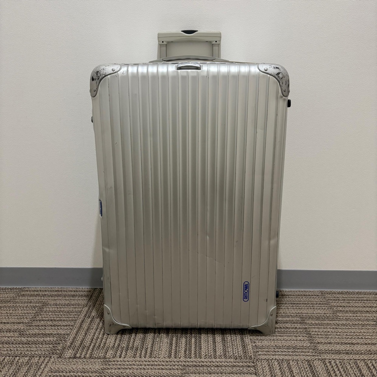 リモワ トパーズ比較◎ メルセデスベンツ アルミ スーツケース 人と差