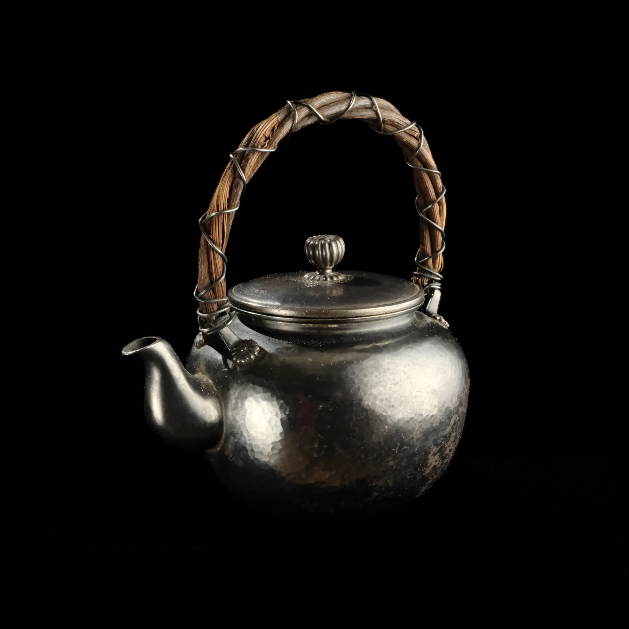 純銀藤手鎚目銀瓶 – 周信堂 Syuusindou