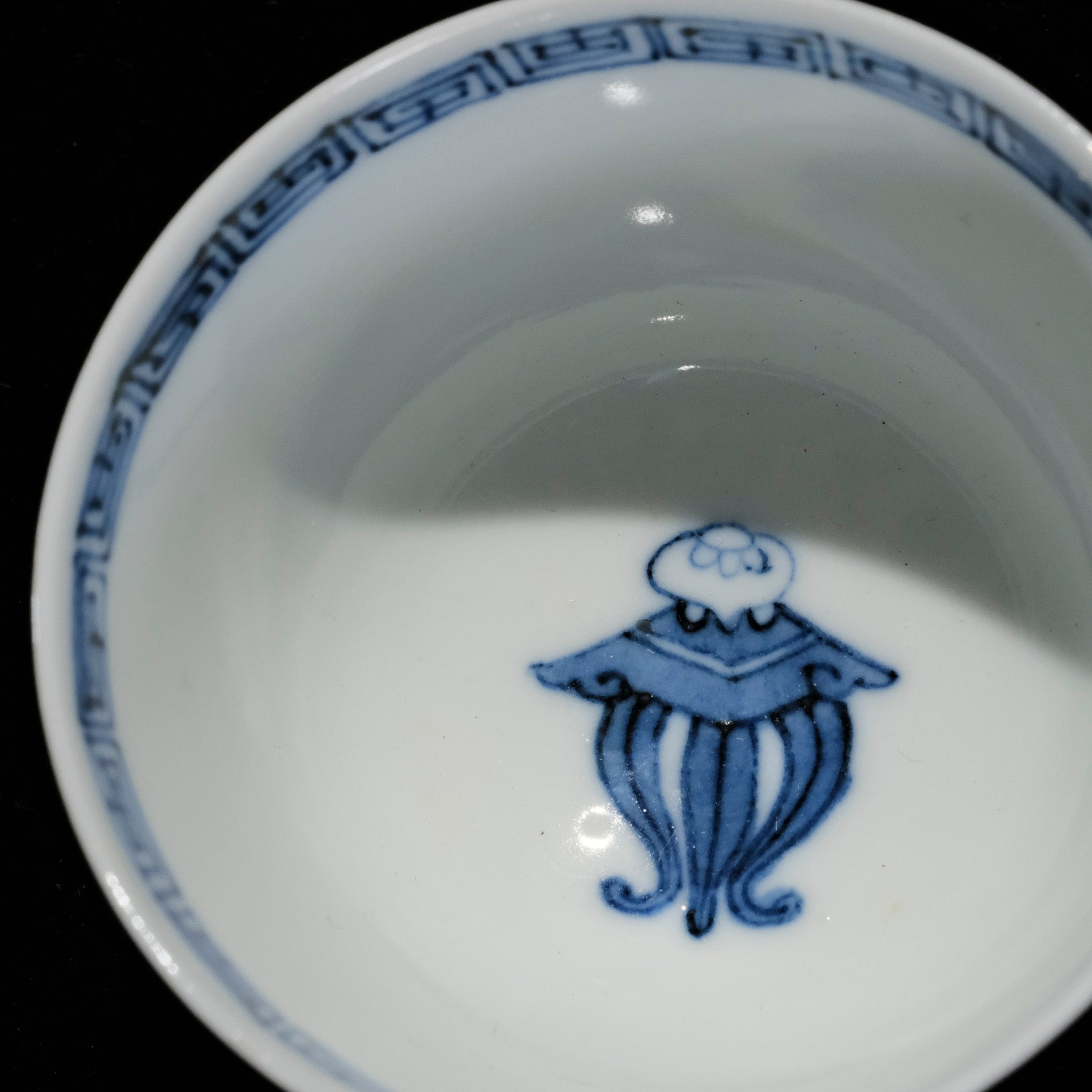 平安春峰」銘 香几紋古染付け煎茶碗 – 周信堂 Syuusindou