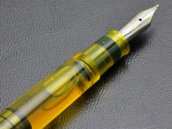 Pelikan ペリカン 万年筆 特別生産品 M205 DUO イエローデモンストレー