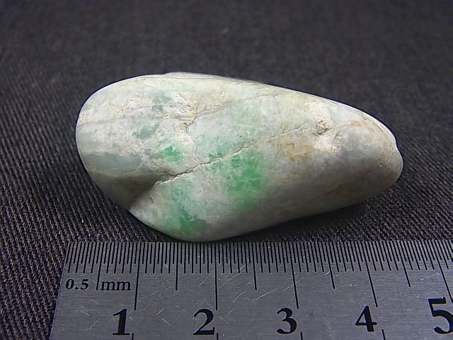 金山谷の緑色］翠色の透過糸魚川翡翠42g ヒスイひすい