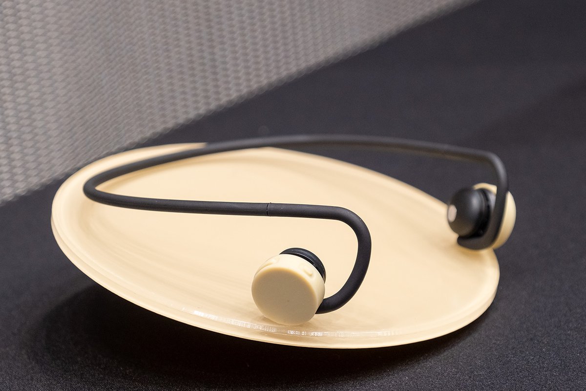 nwm、軽量ネックバンド型“耳スピーカー”「nwm GO」。斎藤工が