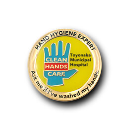 ピンバッジ制作実例：市立豊中病院 | オリジナルピンバッジ製作 PINS
