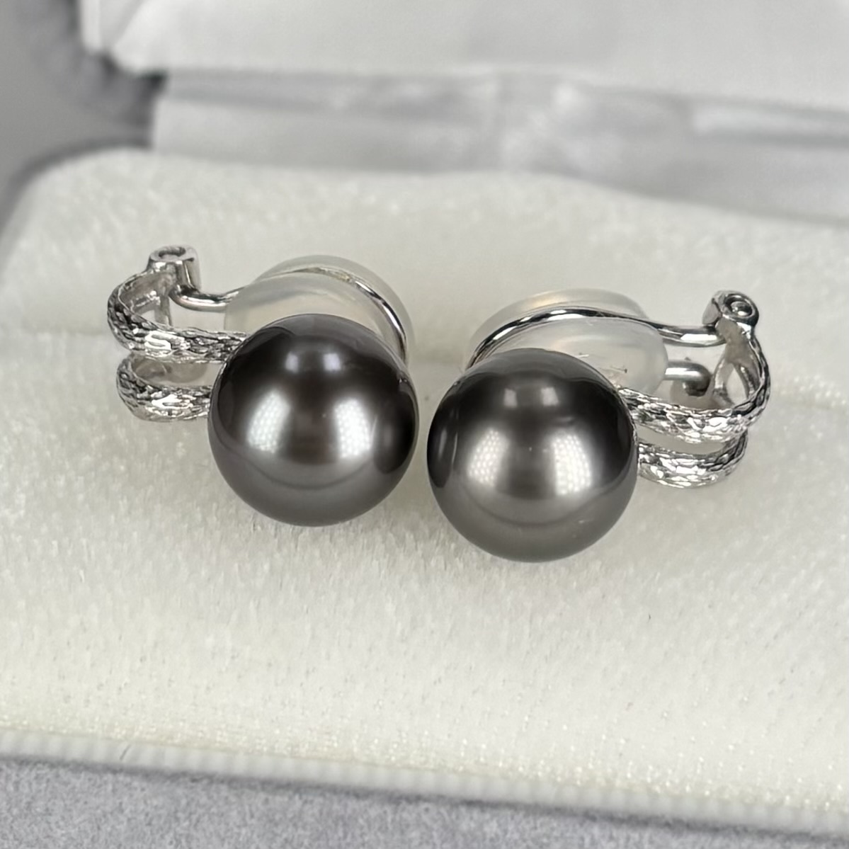 黒蝶真珠 ブラックパール ラウンド K14WGイヤリング 9-9.5mm タヒチ黒蝶