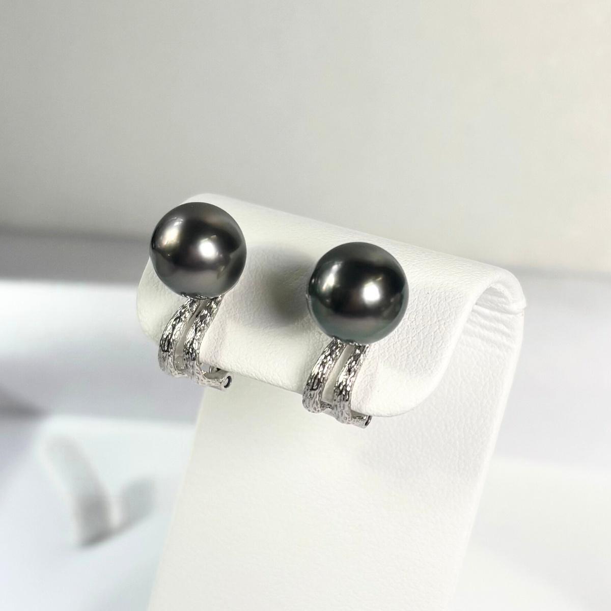 K14WGダイヤモンド 黒真珠 花モチーフ ブローチ