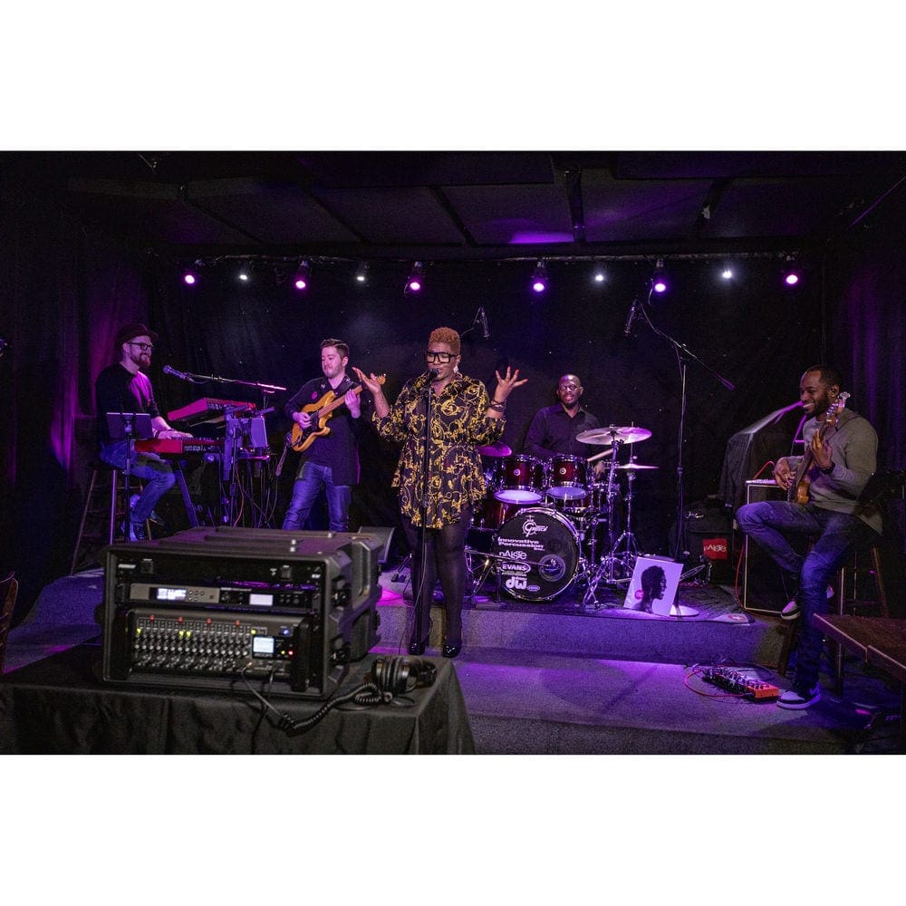 Zoom LiveTrak L-20R 20-Channel Digital Mixer-Recorder for Stage