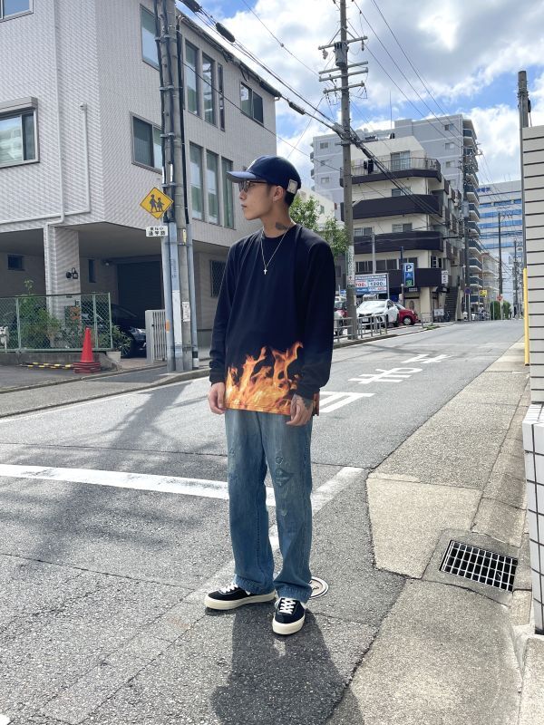 ファイヤーパターンが目を惹く、ロンTをメインにスタイリング。 - ROOM