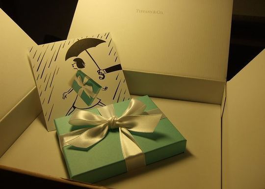 ティファニーへ名入れ｜クリスタルボックス＆ペーパーウエイト