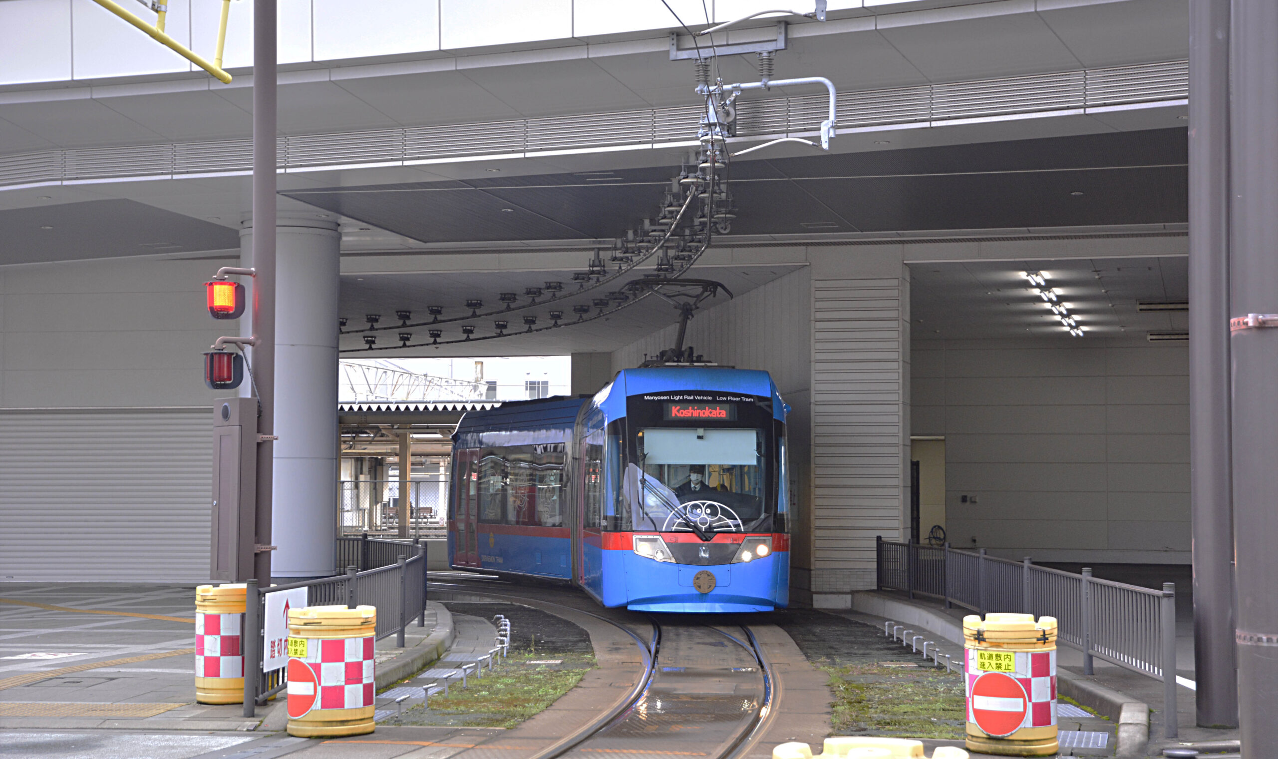 カテナリ架線～剛体架線切替部分が間近に見れる電停…高岡篇 | 鉄道旅の