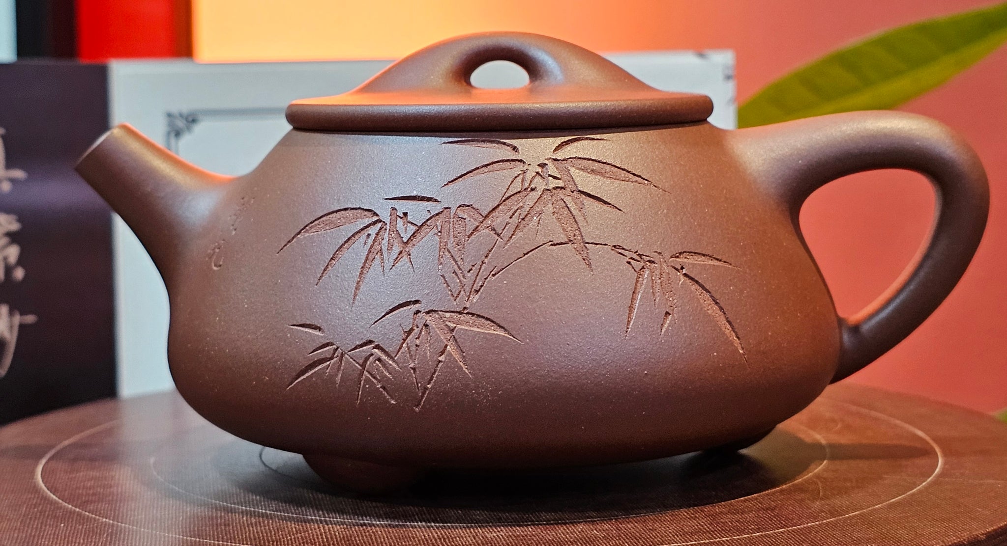 陶器-彫刻模様のある壺屋焼の壺 陶器-彫刻模様のある壺屋焼の壺