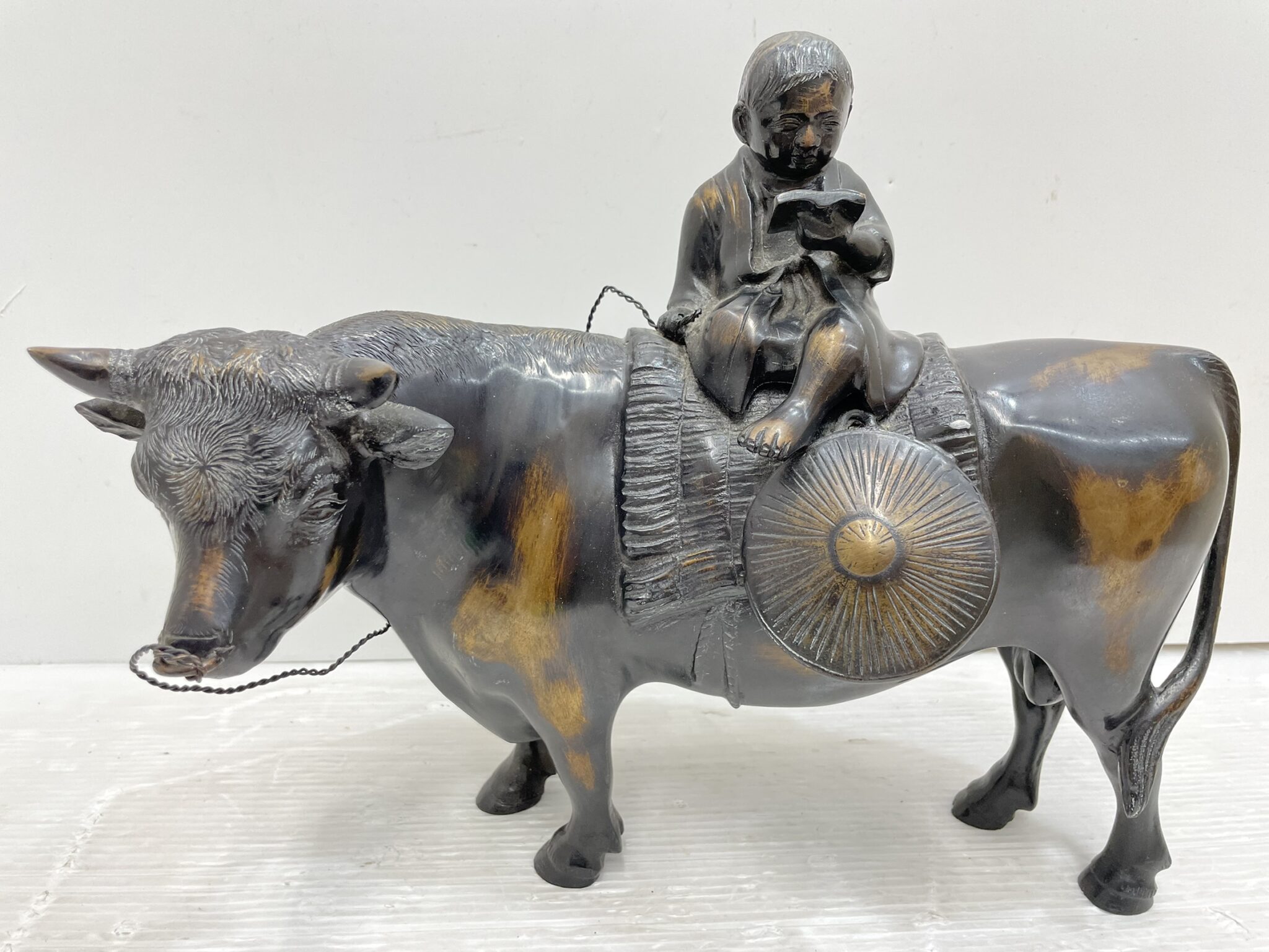 金属製牛と子供の彫刻 鉄製置物 鋳鉄座牛童子 昭和レトロ 座り牛童子