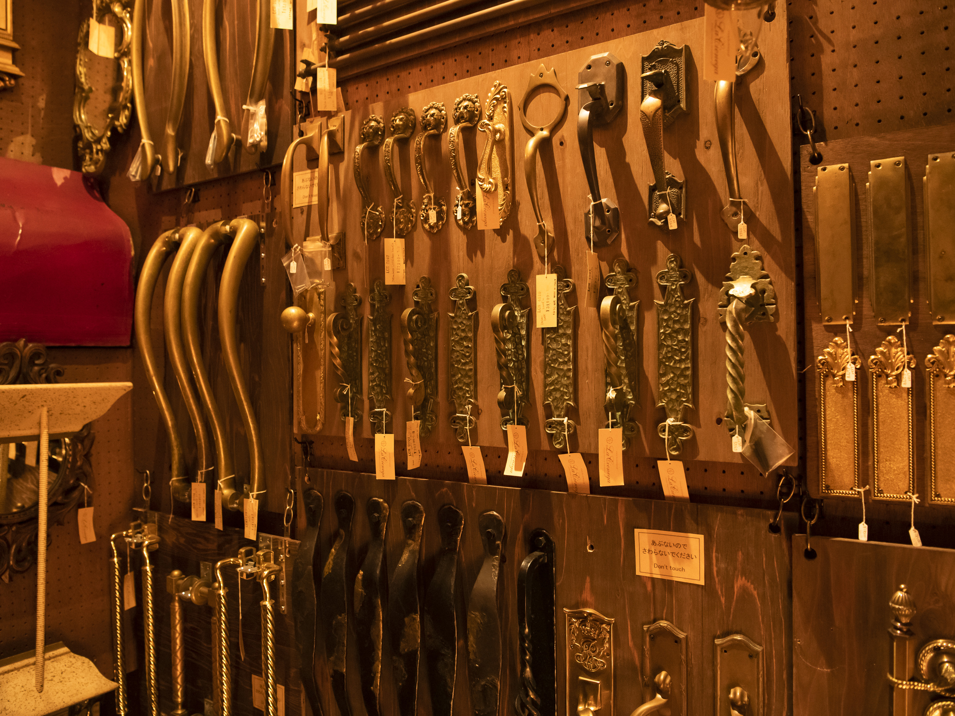 おしゃれな真鍮製ドアから伝統デザインまでドアを彩るアンティークの