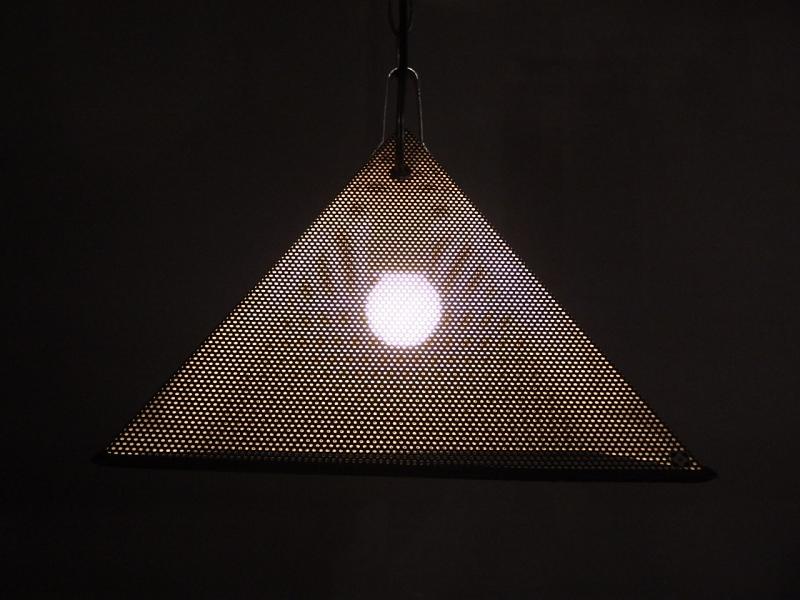 三原昌平ヤマギワ金属製 ピラミッド型 ペンダントライト【黒色】