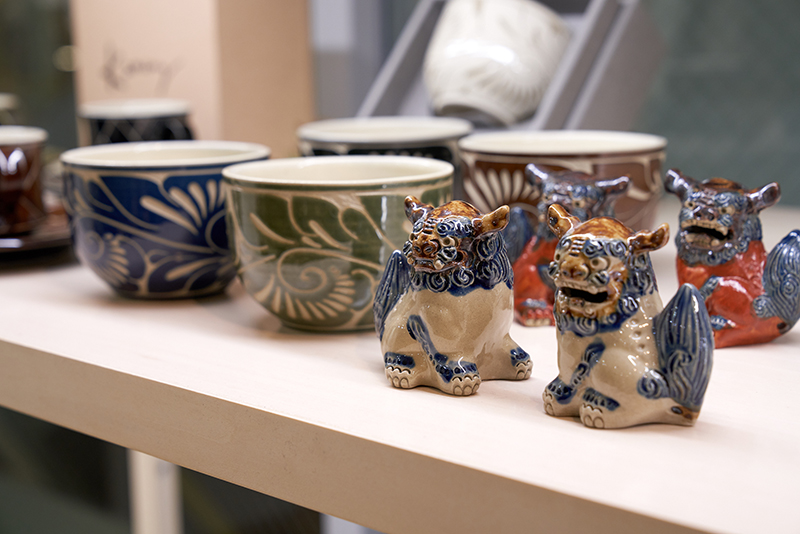 よみもの】沖縄の心を手のひらにのせて、壺屋焼のミニミニシーサー