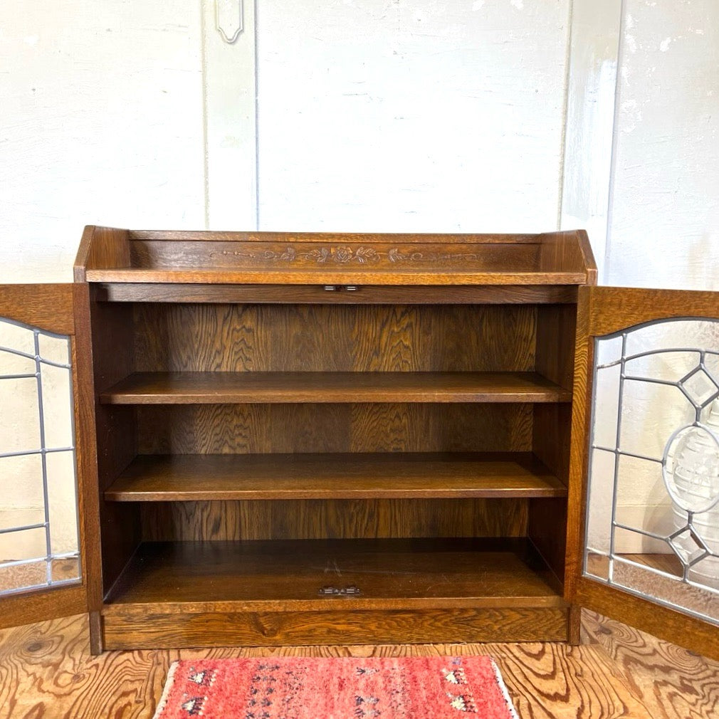 カントリーハウス 三越ブルージュ ステンドグラス扉のサイドボード