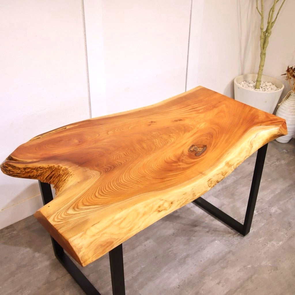 けやき1枚板で作った無垢材のテーブル