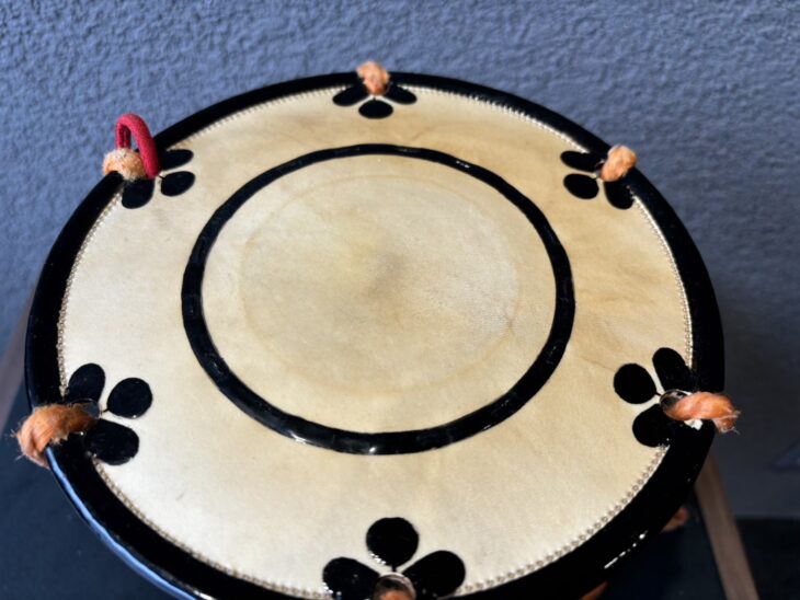 和楽器 鼓 黒地金色花柄 和楽器 鼓 黒地金色花柄 和楽器