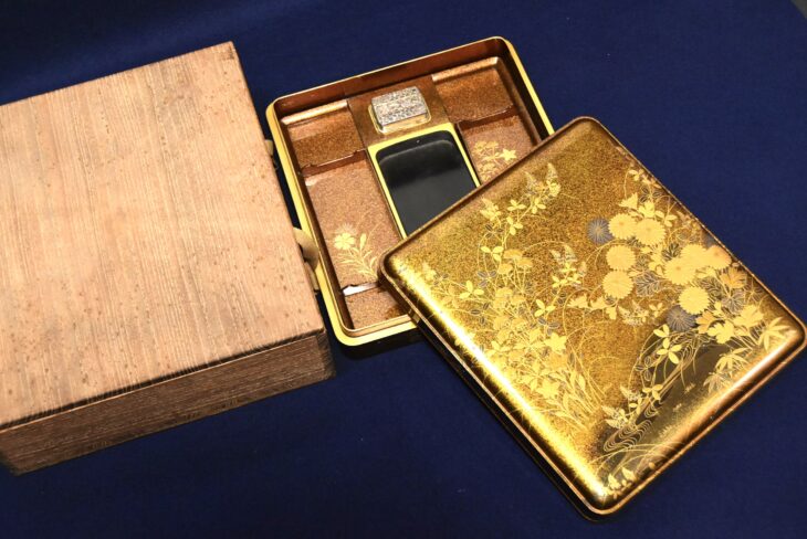 金梨地 菊蒔絵硯箱』 ｜骨董品買取 緑和堂