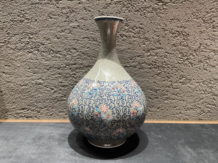 十三代 今泉今右衛門『色鍋島薄墨草花更紗文 花瓶』 ｜骨董品買取 緑和堂