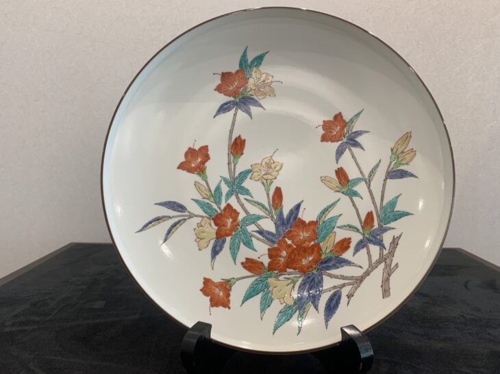 酒井田柿右衛門 作「濁手 山つつじ文 皿」をお譲り頂きました。 ｜骨董