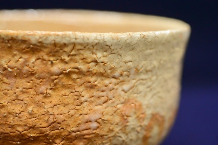 九代 三輪雪堂作 萩焼 割高台 茶碗 共箱 略歴付 茶道具 九代 三輪雪堂