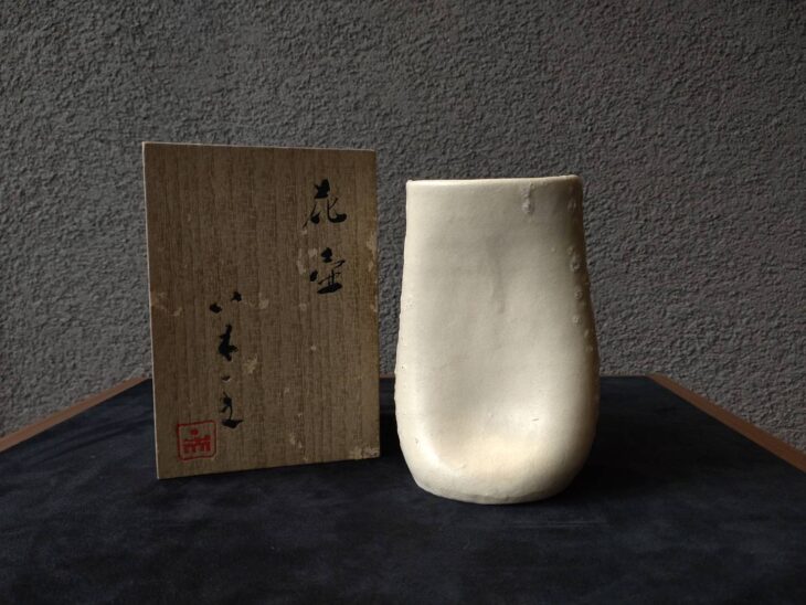 蓮の花は古い磁器の本物の古玩を骨董品として所蔵し