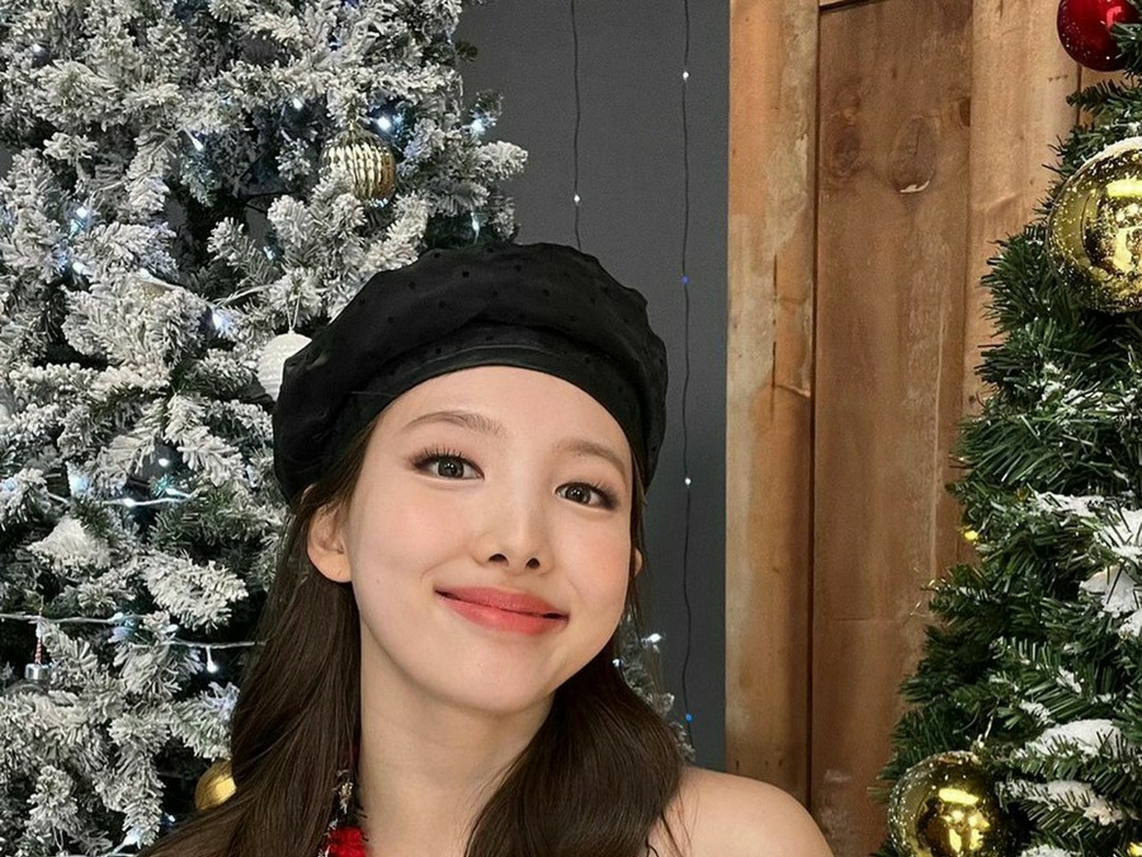 TWICE」ナヨン、クリスマスの妖精に変身…魅力的な笑顔 | wowKorea