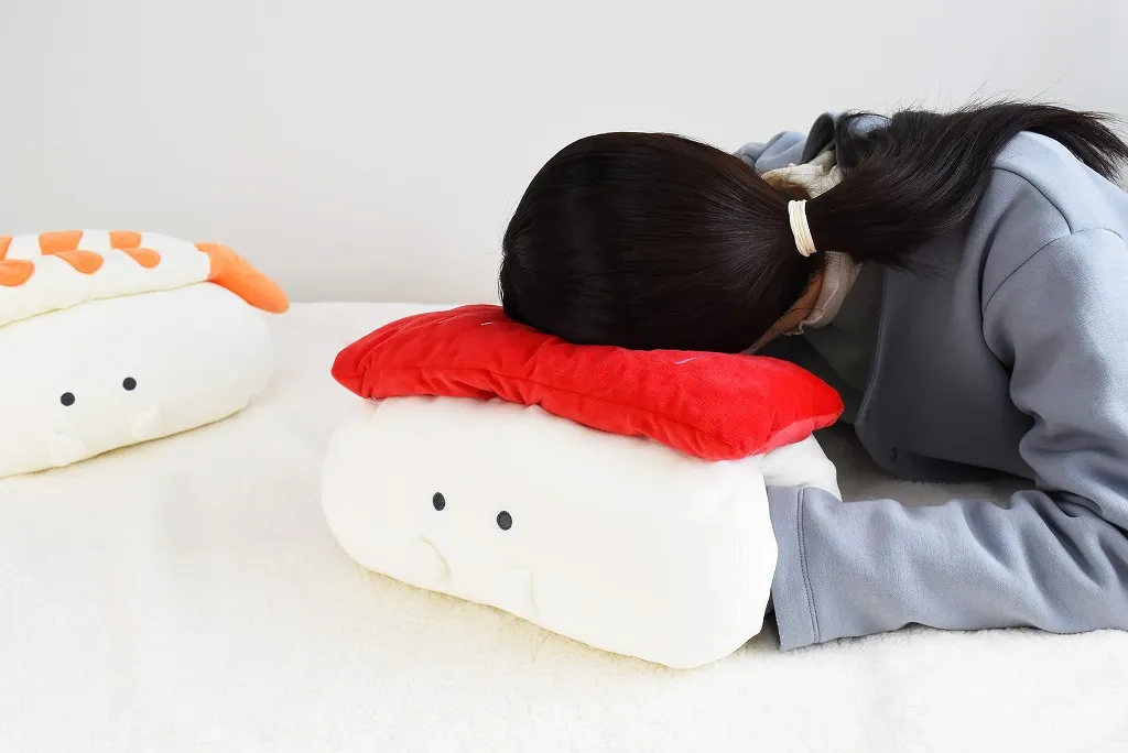ほっこり可愛いお寿司型のクッション！ぎゅっとおすしさん】ﾘﾗｯｸｽｸｯｼｮﾝ