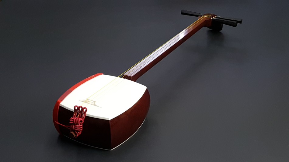 希少】民謡三味線 中棹 花梨 正寸 3分割 丸打胴 撥付き 本皮 希少