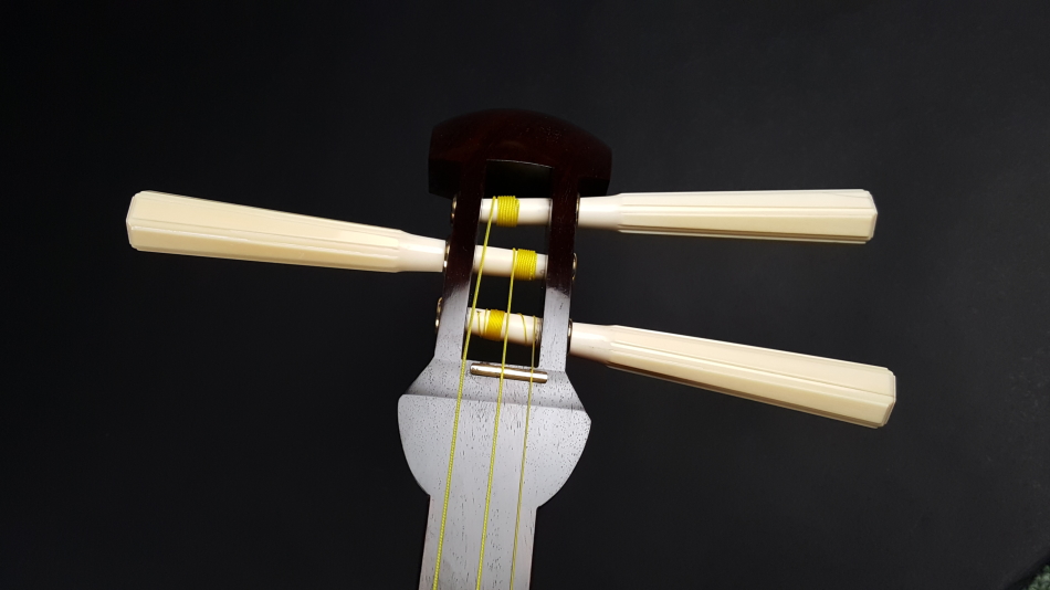 △三味線△両面皮破れ/象牙糸巻き/天神欠け無△中古品/整弐