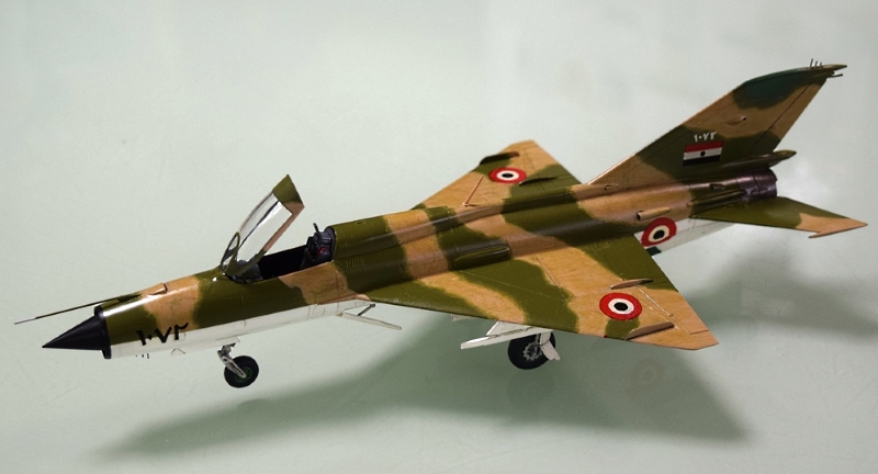 MIG-21PF フィッシュベッド (レベル 1/48)＞ 飛行機プラモデル製作