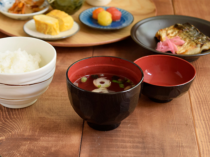 伝統模様の亀甲が人気な汁椀。蓋付きで来客時の、みそ汁、お吸い物にも