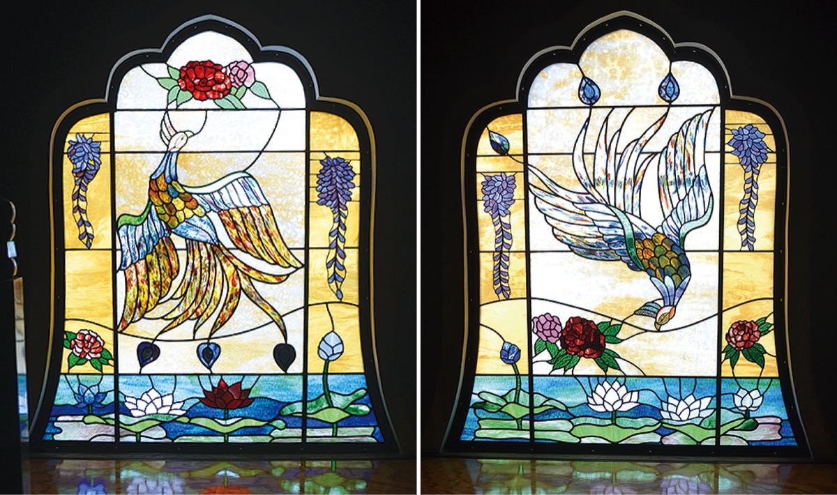 薔薇があでやかな大きなステンドグラス／宙に浮かぶ常夜灯がまるで