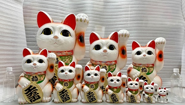 株式会社梅月冨本人形園｜招き猫について｜色や右手、左手の意味について
