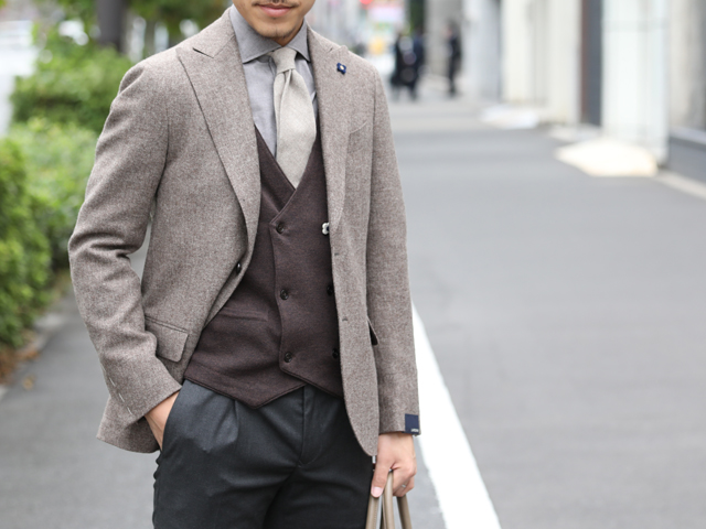 普通のニットに飽きた大人に捧げるダブルなニットジレ。｜TOKYOlife