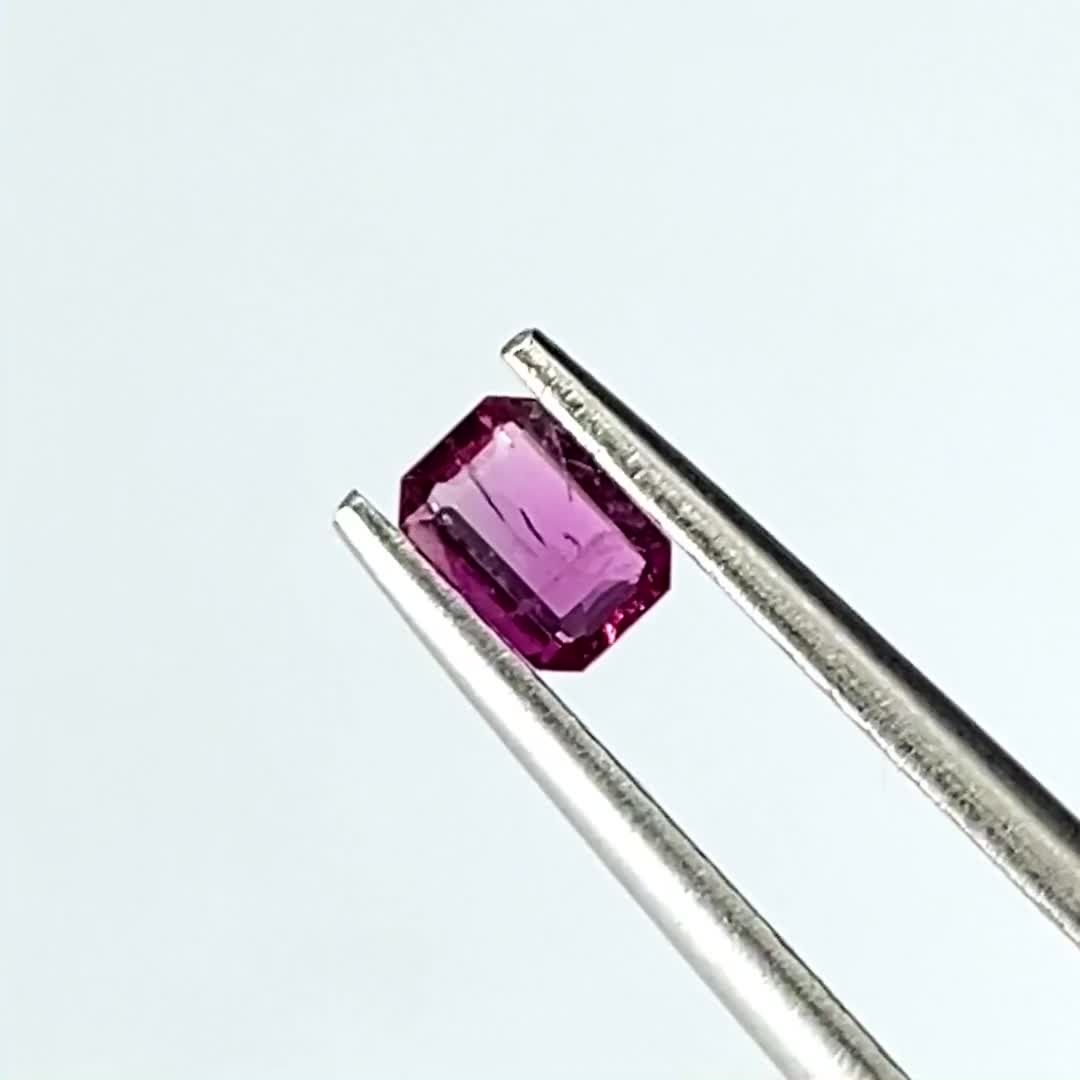 レッドベリル(宝石名レッド・ベリル)アメリカ・ユタ州ワーワー