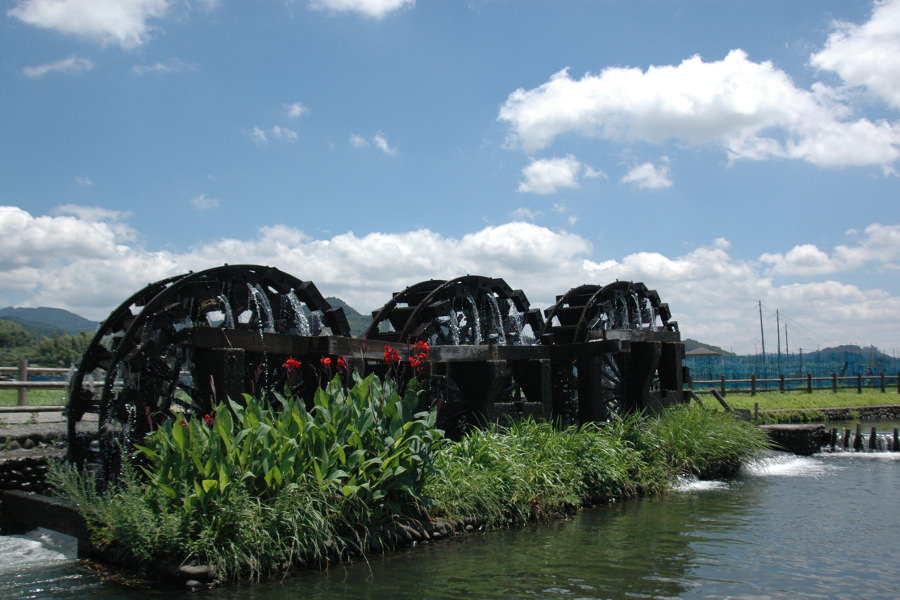 朝倉三連水車｜日本最古で現役、お盆にライトアップも／朝倉 | たびらい