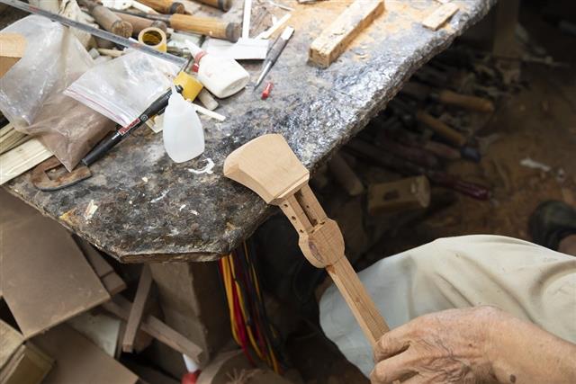 伝統」の中に、キラリと光る変化を｜宮古木工芸・与儀昌樹 | たびらい