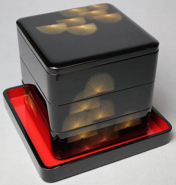 三段重箱 寿松沈金（平台付） 429,000円（税込） | 輪島塗の塗師屋