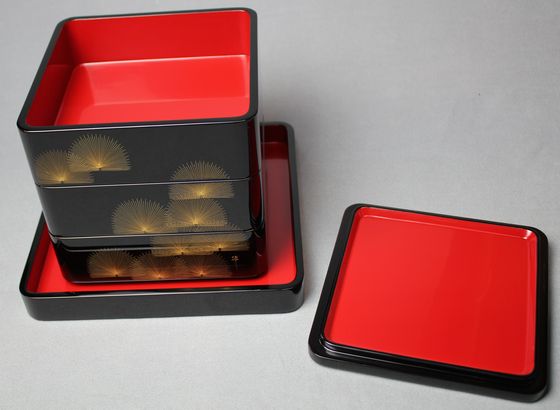 三段重箱 寿松沈金（平台付） 429,000円（税込） | 輪島塗の塗師屋