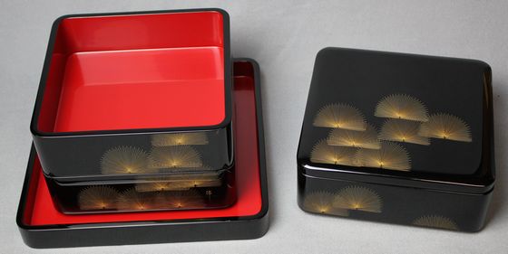 三段重箱 寿松沈金（平台付） 429,000円（税込） | 輪島塗の塗師屋